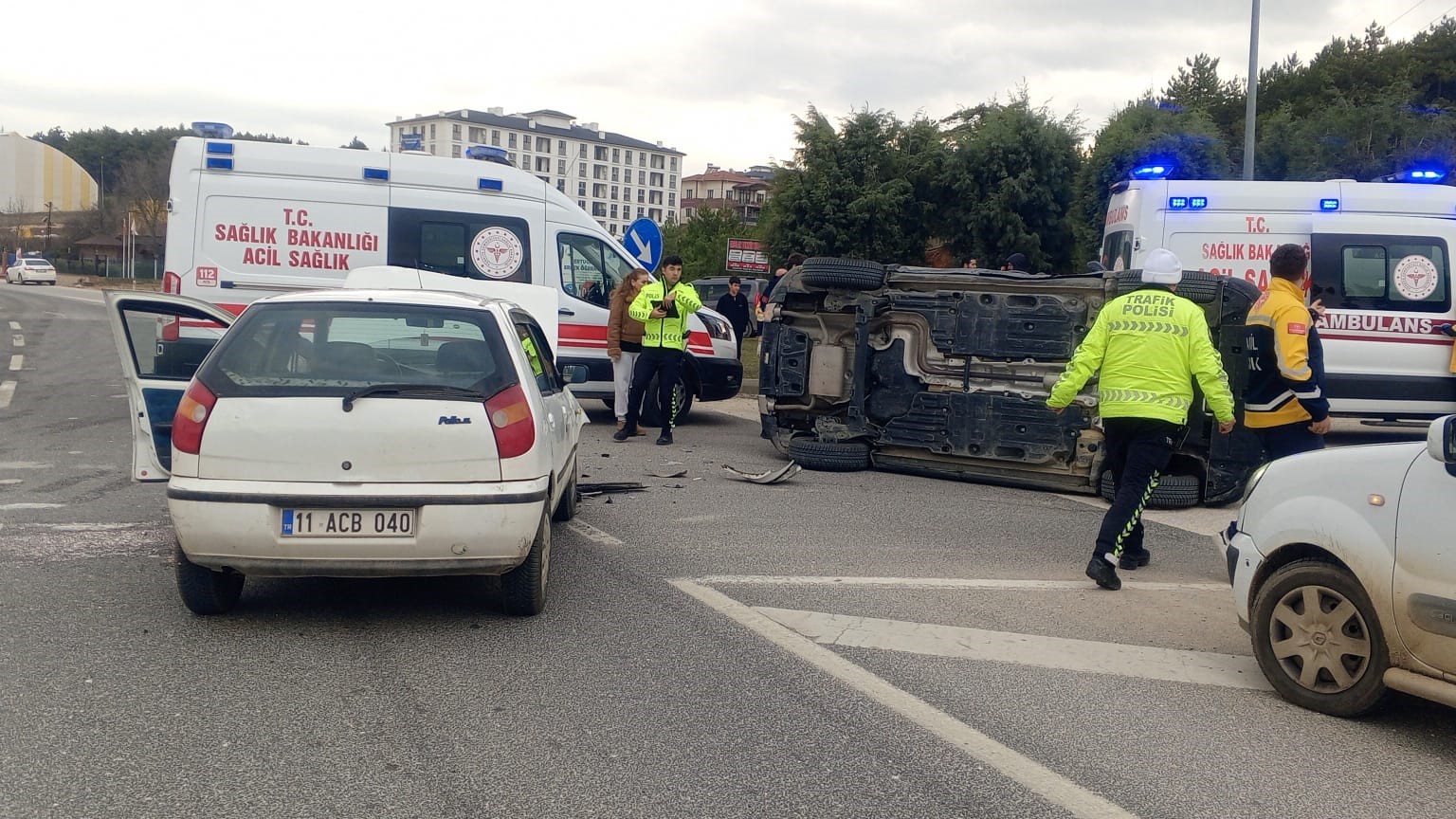 BİLECİK’TE  YAN DEVRİLEN OTOMOBİL SÜRÜCÜSÜ YARALANDI