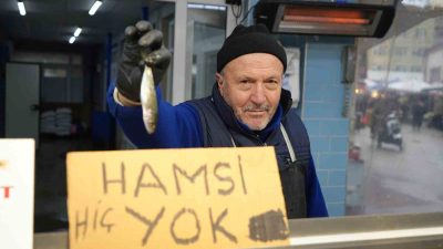 BOLU’DA BALIK PAZARINDA HAMSİNİN OLMAYIŞI DİĞER DENİZ ÜRÜNLERİNİN FİYATLARINI ARTIRDI.