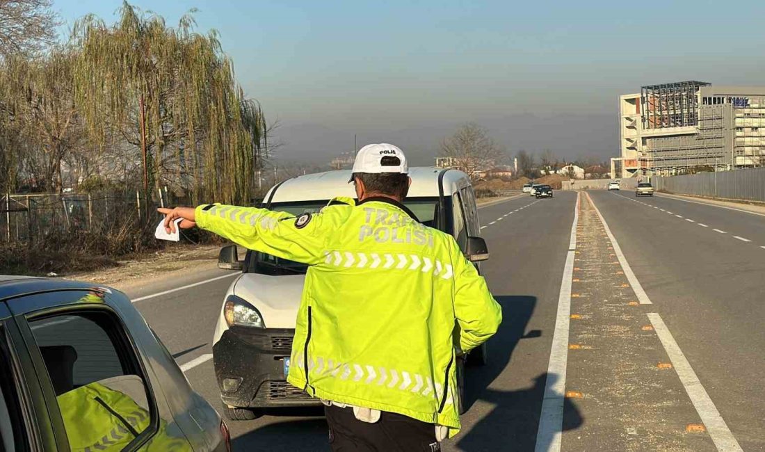 DÜZCE’DE DENETİM YAPAN POLİS