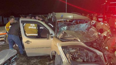 DÜZCE’DE HAFİF TİCARİ ARAÇ İLE ÇEKİCİ KAFA KAFAYA ÇARPIŞMASININ ARDINDAN