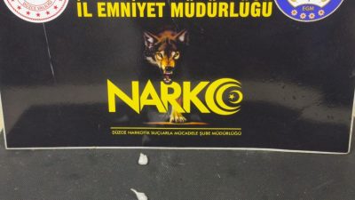 DÜZCE’NİN ÇAY MAHALLESİNDE POLİS EKİPLERİ TARAFINDAN YAPILAN UYUŞTURUCU OPERASYONUNDA YAKALANAN