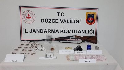 DÜZCE’DE JANDARMA EKİPLERİ TARAFINDAN YAPILAN ÇALIŞMADA 2 ŞÜPHELİ ŞAHSIN EVİNDE