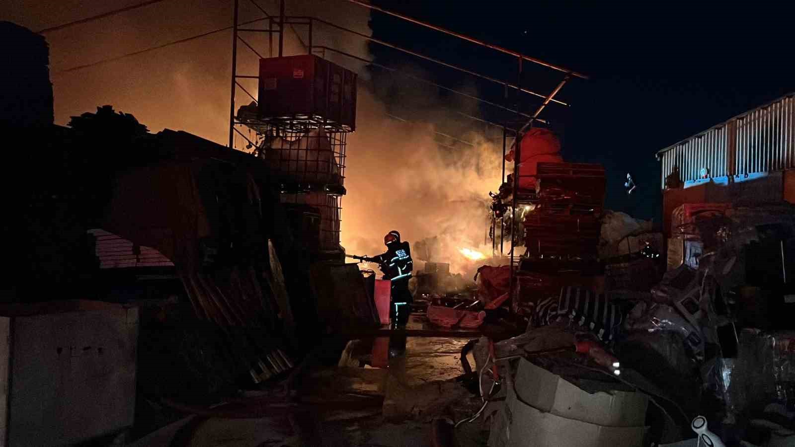 KOCAELİ'NİN GEBZE İLÇESİNDE KÜÇÜK EV ALETLERİNİN BULUNDUĞU DEPO ALEVLERE TESLİM