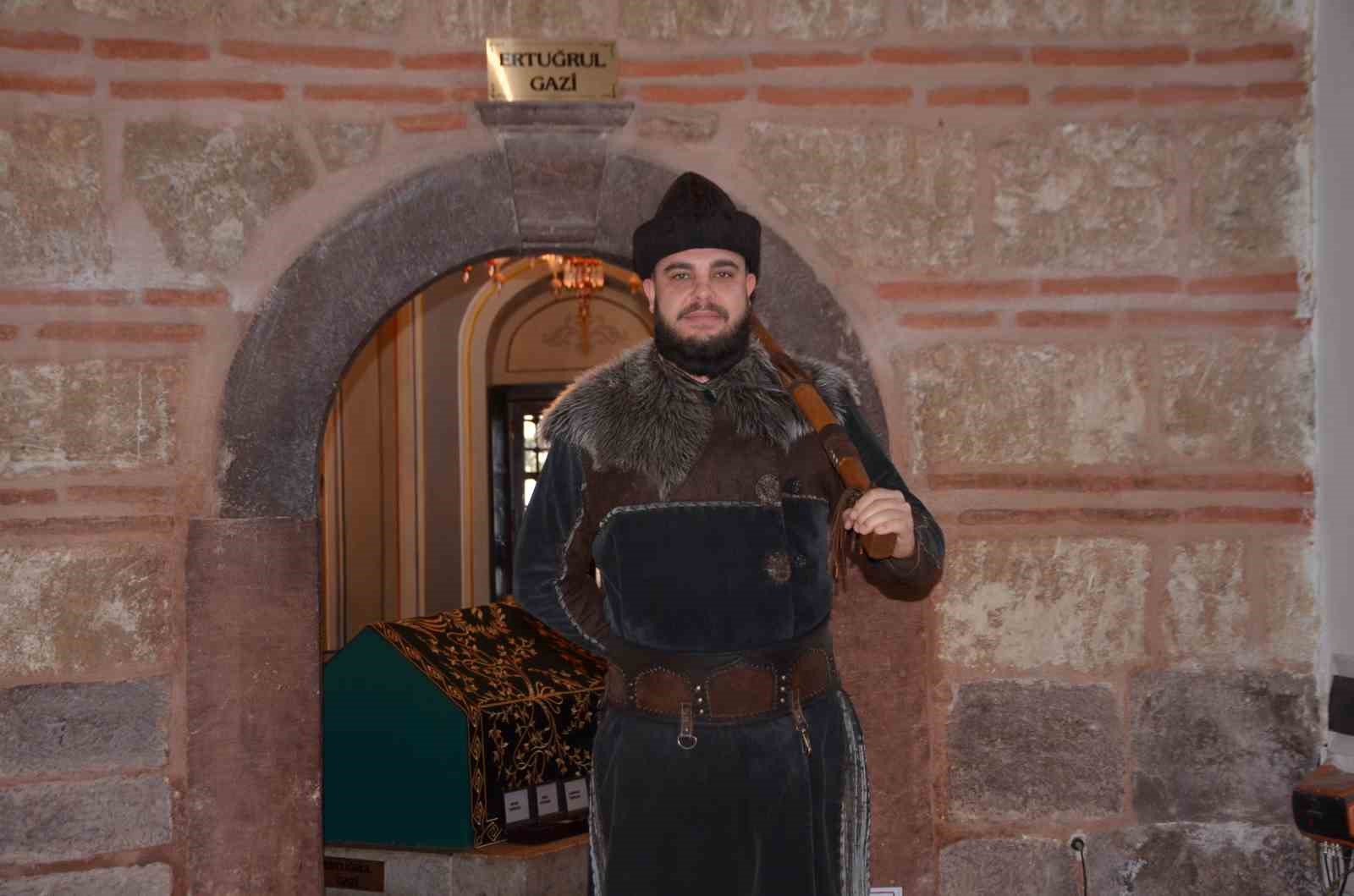 ERTUĞRUL GAZİ TÜRBESİ'NDEKİ 'SAYGI NÖBETİ' SÖĞÜT RUHUNA UYGUN OLARAK DEĞİŞTİRİLDİ