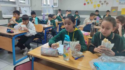 DÜZCE FATİH ORTAOKULUNDA OKUL AİLE BİRLİĞİNİN DESTEĞİYLE DÜZENLENEN HAMSİ FESTİVALİNDE