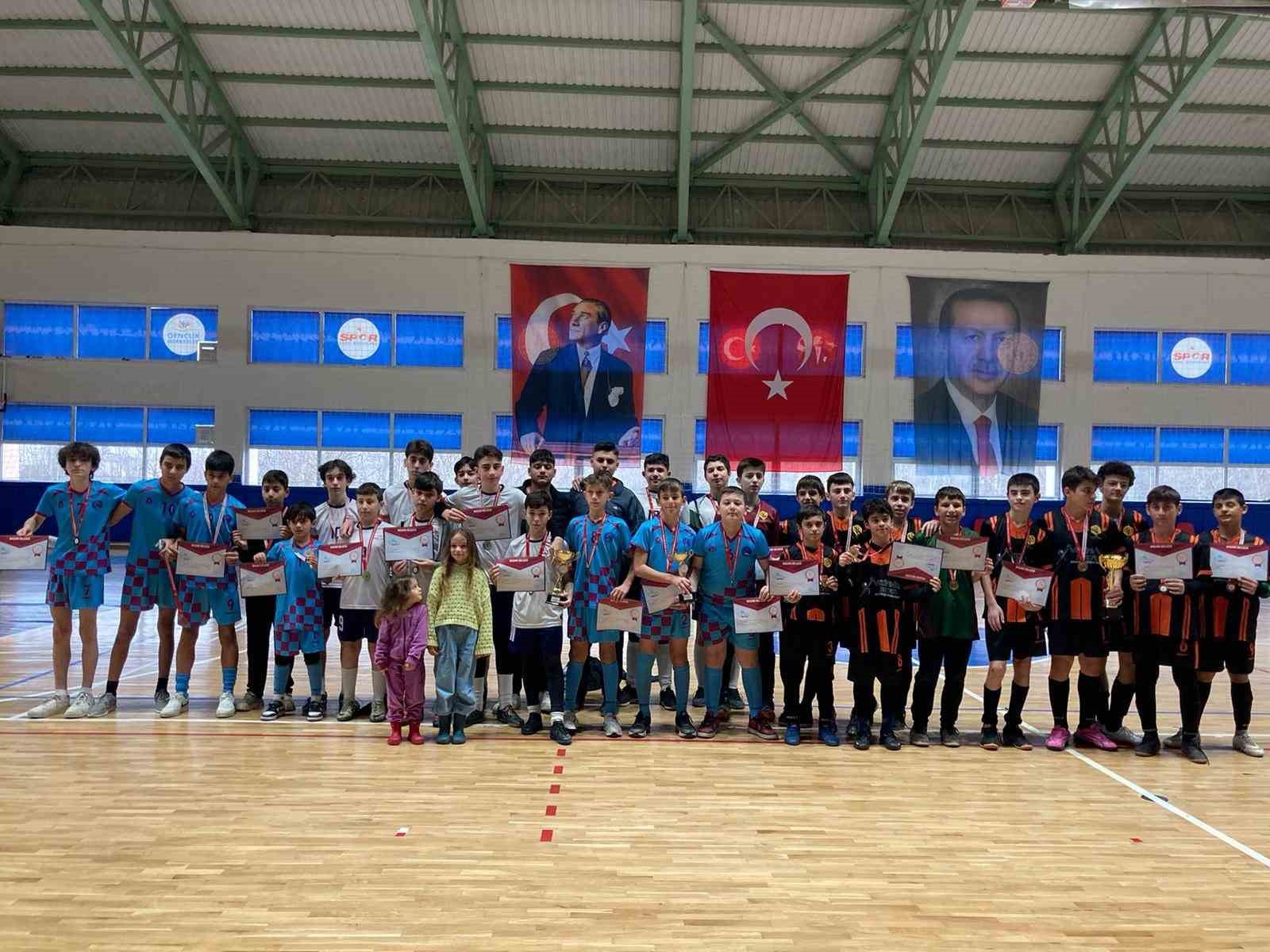 DÜZCE’DE OKUL SPORLARI YILDIZ ERKEKLER FUTSAL MÜSABAKALARINA 32 TAKIM KATILDI.