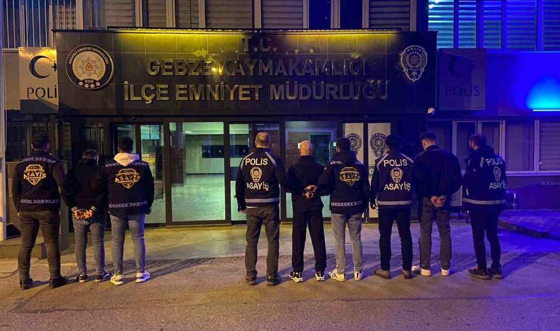 KOCAELİ'NİN GEBZE İLÇESİNDE AKARYAKITINI