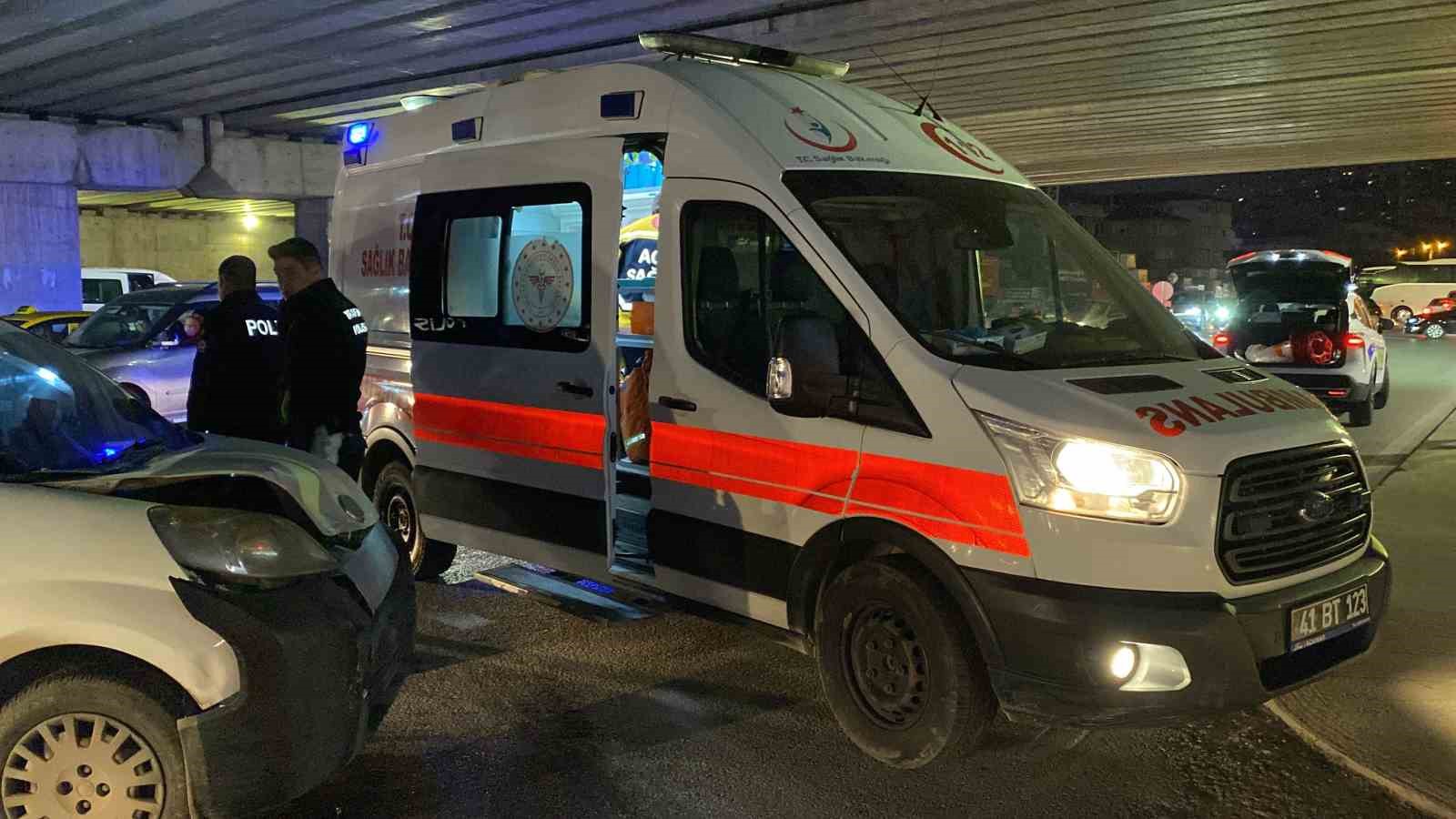 KOCAELİ'NİN İZMİT İLÇESİNDE OTOMOBİLE ÇARPAN HAFİF TİCARİ ARACIN SÜRÜCÜSÜ YARALANDI.