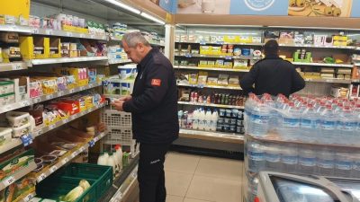 DÜZCE'NİN İLÇELERİNDE ZABITA EKİPLERİ TARAFINDAN MARKETLERE YÖNELİK DENETİMLER SÜRÜYOR.