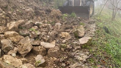 DÜZCE’DE ÇELİKDERE KÖYÜNDE KÖY YOLUNDA HEYELAN MEYDANA GELDİ. BÖLGE HALKININ