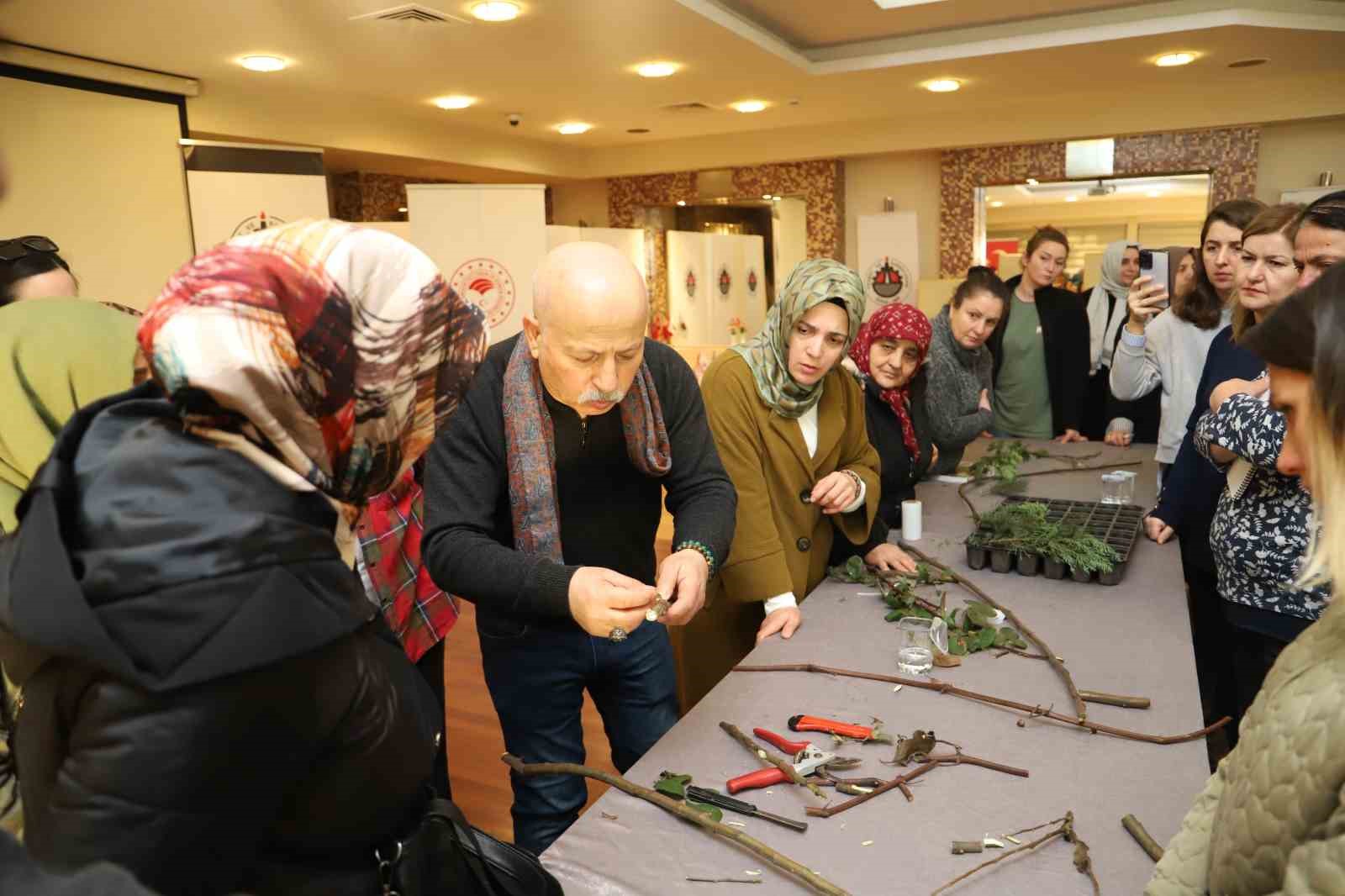 DÜZCE’DE BAŞLATILAN TARIMDA KADIN ELİ PROJESİNDE MEYVE AĞAÇLARINDA BUDAMANIN NASIL