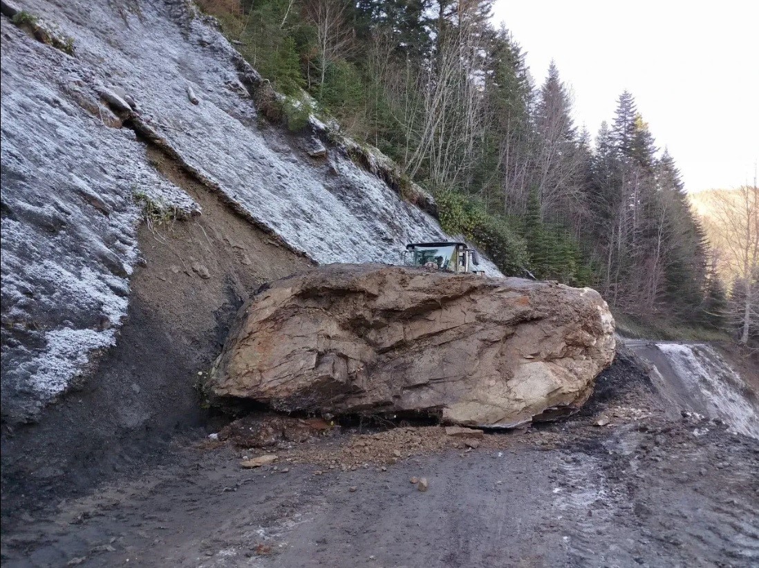 KASTAMONU’NUN İNEBOLU İLÇESİNDE KELOĞLU İLE ŞAMOĞLU KÖYLERİ ARASINDA KALAN YOLU