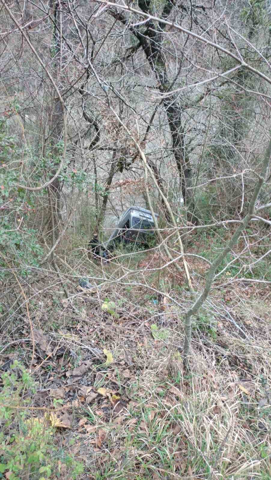 KASTAMONU’NUN İNEBOLU İLÇESİNDE YOLDAN ÇIKAN FİAT-TOFAŞ MARKA OTOMOBİL, 20 METRE