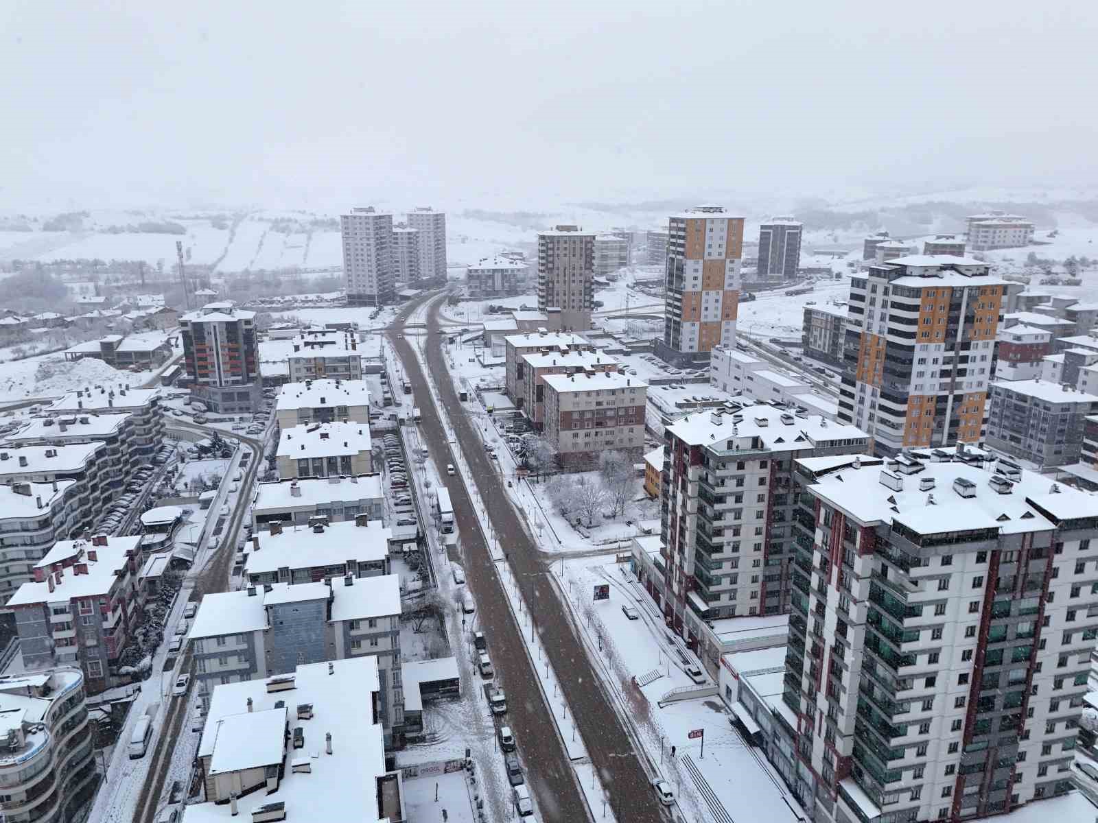 KASTAMONU'DA DÜN AKŞAM SAATLERİNDE BAŞLAYAN KAR YAĞIŞI, GECE SAATLERİNDE ŞEHİR
