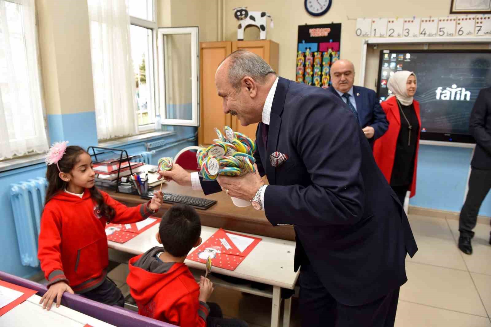 TAŞKÖPRÜ BELEDİYE BAŞKANI HÜSEYİN ARSLAN ÖĞRENCİLERE ŞEKER HEDİYE ETTİ.