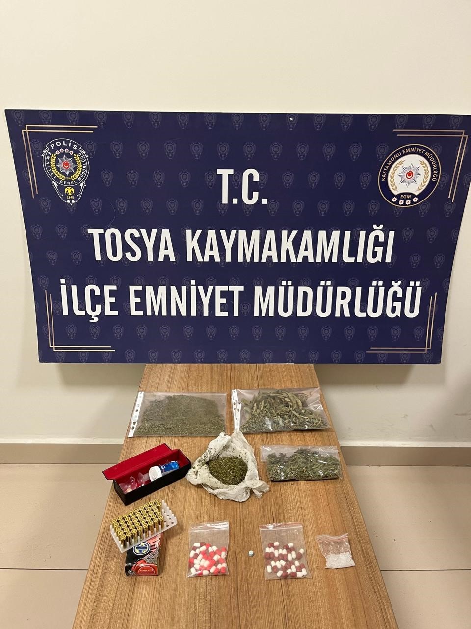 KASTAMONU'NUN TOSYA İLÇESİNDE POLİS EKİPLERİ TARAFINDAN DÜZENLENEN OPERASYONDA ÇEŞİTLİ MİKTARLARDA