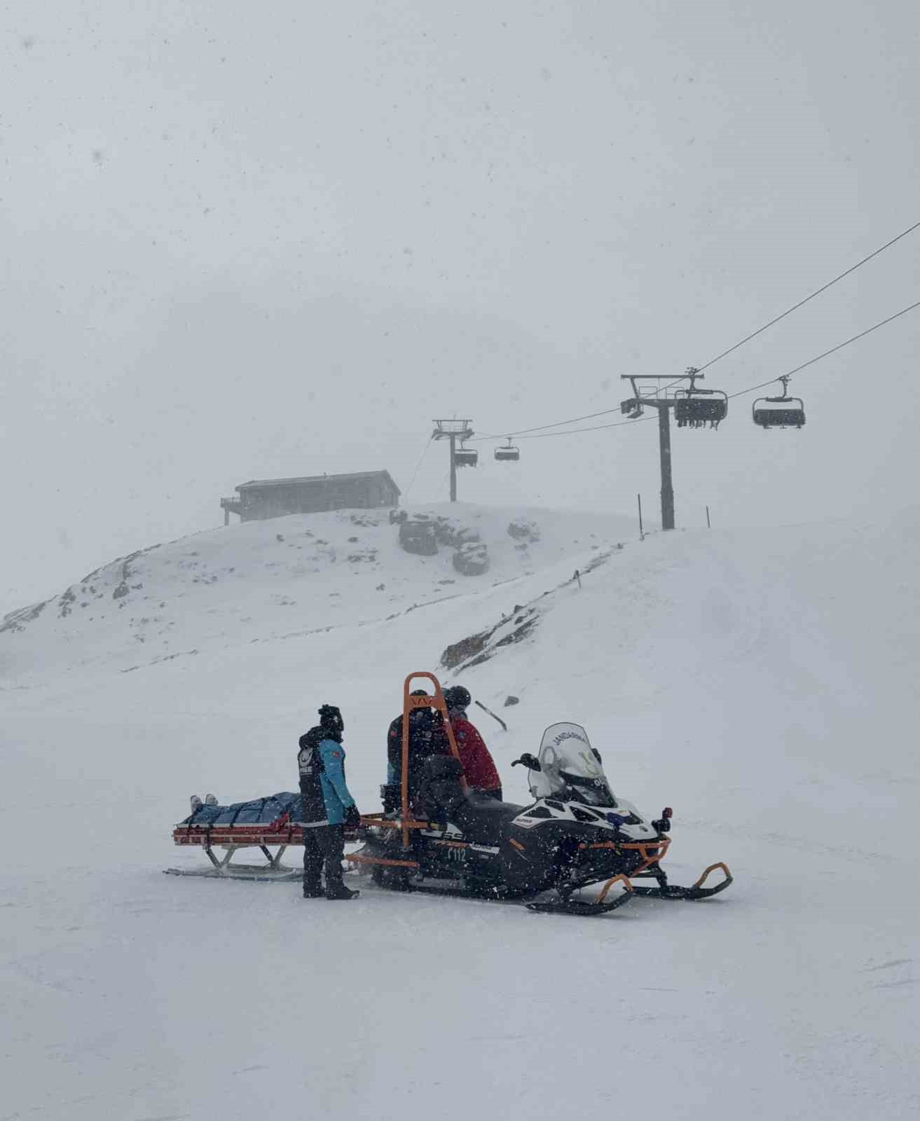 KASTAMONU’DA ILGAZ DAĞI’NDA YURDUNTEPE KAYAK MERKEZİ’NDE KAYAK YAPTIĞI SIRADA ARKADAŞIYLA