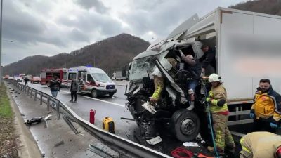 ANADOLU OTOYOLU DÜZCE KESİMİNDE KAMYON İLE TIRIN KARIŞTIĞI KAZADA KAMYON