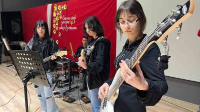 DÜZCE’DE KİTAP-SANAT-SPOR-MÜZİK (KİSSAMU) PROJESİNİN DÖNEM SONU ETKİNLİĞİ RENKLİ GÖRÜNTÜLERE SAHNE