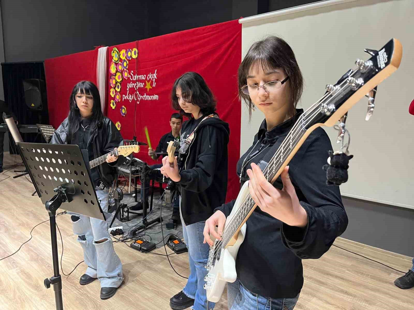 DÜZCE’DE KİTAP-SANAT-SPOR-MÜZİK (KİSSAMU) PROJESİNİN DÖNEM SONU ETKİNLİĞİ RENKLİ GÖRÜNTÜLERE SAHNE