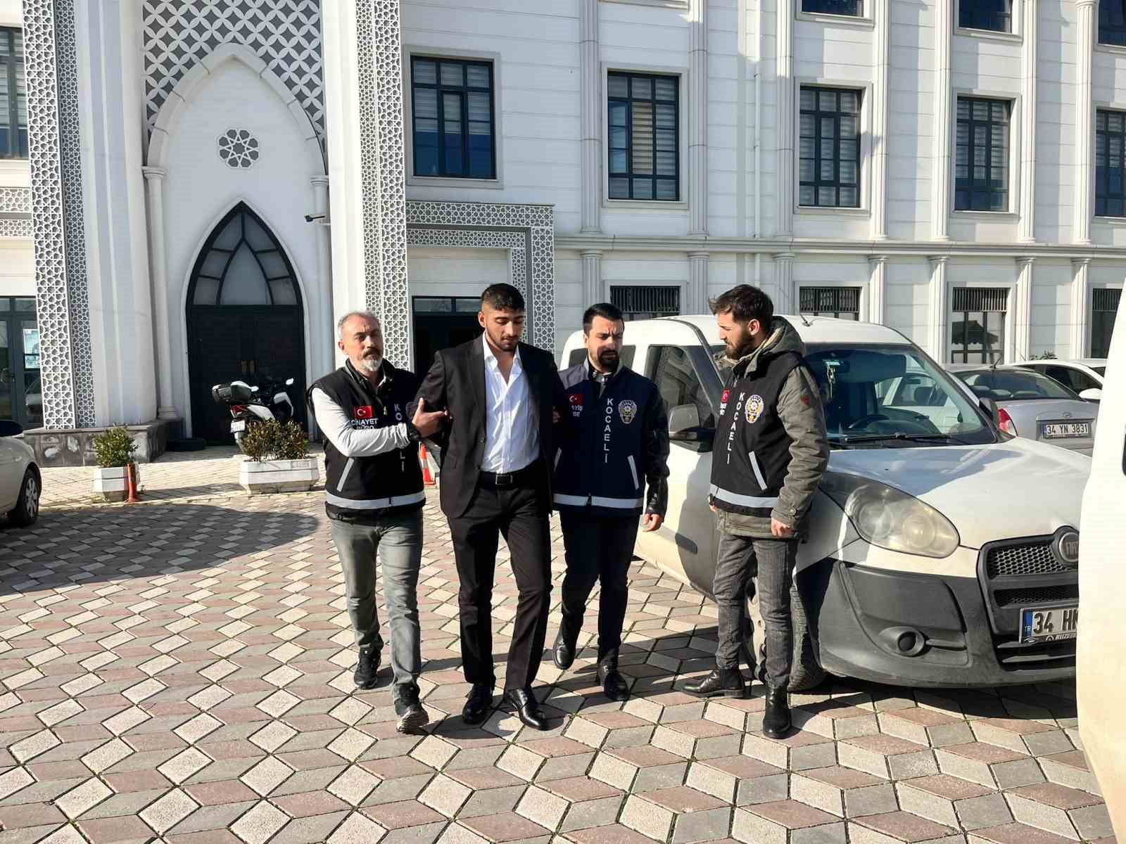 KOCAELİ'NİN KARAMÜRSEL İLÇESİNDE MAKSUT BEĞTAŞ'I (55) ATM ÖNÜNDE TABANCA İLE