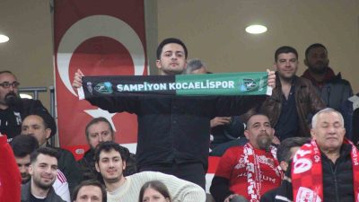 ONVO ANTALYASPOR İLE KOCAELİSPOR ARASINDA OYNANAN KARŞILAŞMADA İKİ TAKIM TARAFTARLARI