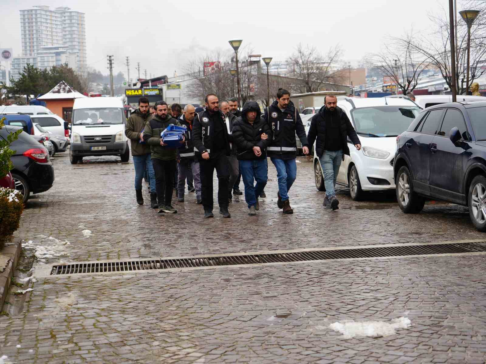 KOOPERATİF HİSSESİ SATMA VAADİYLE VATANDAŞLARI 30 MİLYON LİRA DOLANDIRAN 7