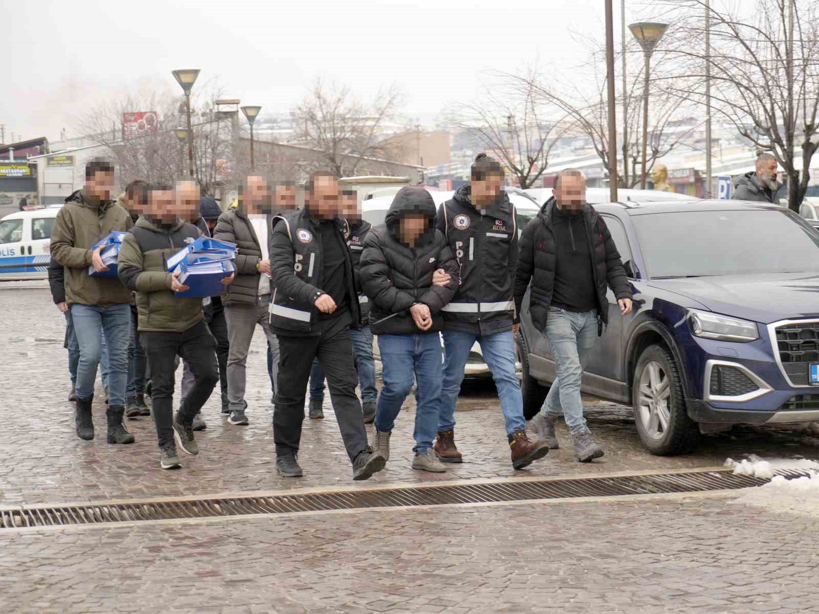 KOOPERATİF HİSSESİ SATMA VAADİYLE VATANDAŞLARI 30 MİLYON LİRA DOLANDIRAN VE