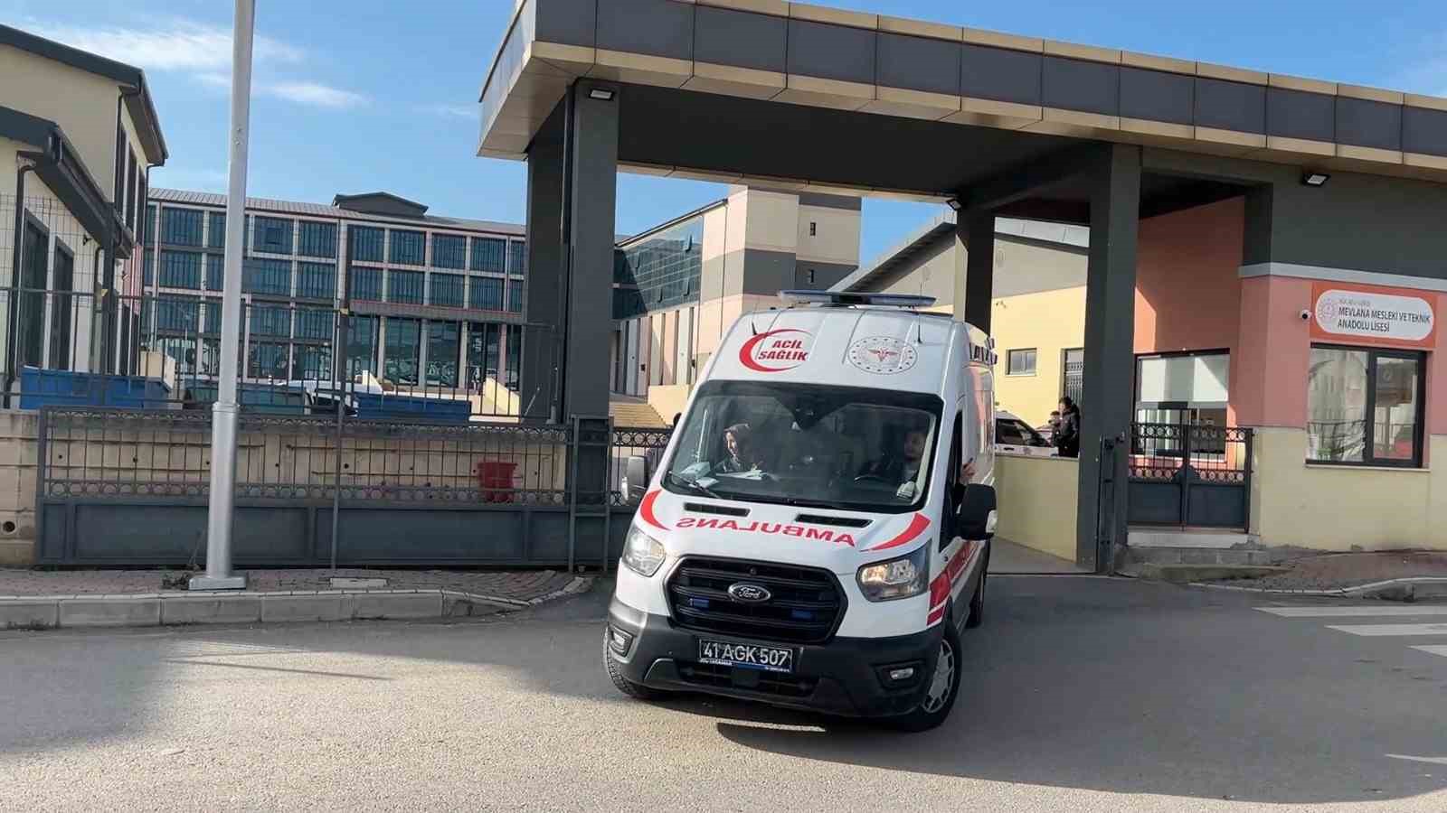 KOCAELİ'NİN GEBZE İLÇESİNDE BULUNAN LİSEDE BİR ÖĞRENCİ SINIF ARKADAŞI TARAFINDAN