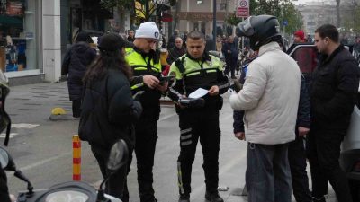 DÜZCE KENT MERKEZİNDE ZABITA VE POLİS EKİPLERİ, MOTORLU ARAÇLARIN GİRMESİ