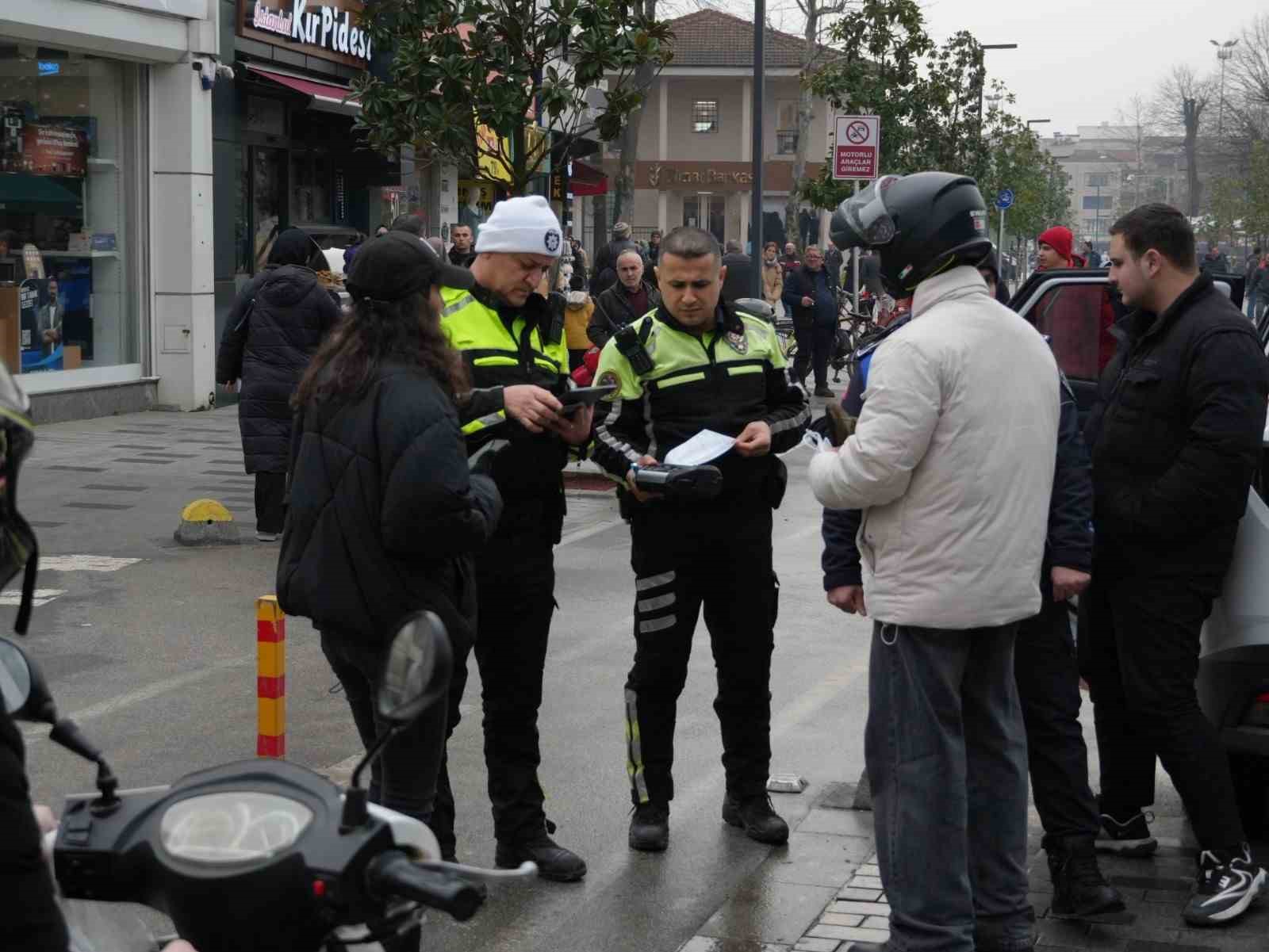 DÜZCE KENT MERKEZİNDE ZABITA VE POLİS EKİPLERİ, MOTORLU ARAÇLARIN GİRMESİ