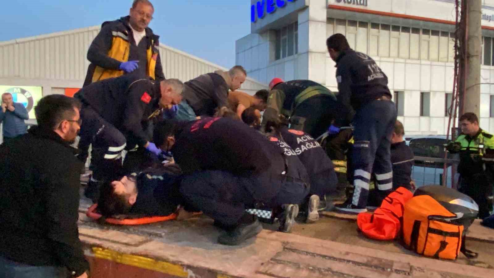 KOCAELİ D130 KARAYOLU'NDA SEYİR HALİNDE OLAN MOTOSİKLETLİ VE ARKADAŞI, TIRLA
