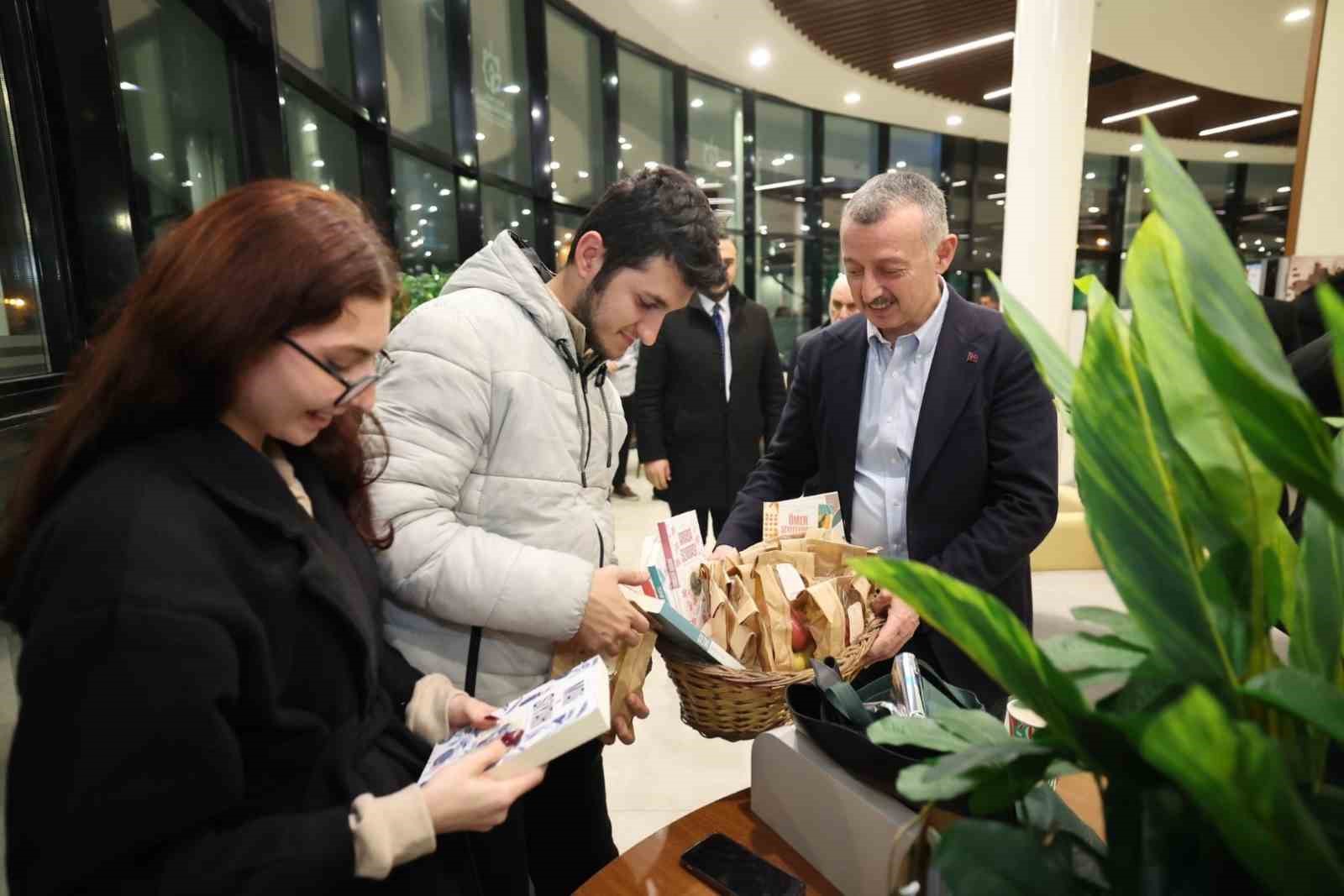 KOCAELİ'DE BAZI ÖĞRENCİLER YENİ YILA 7/24 AÇIK OLAN KÜTÜPHANEDE DERS
