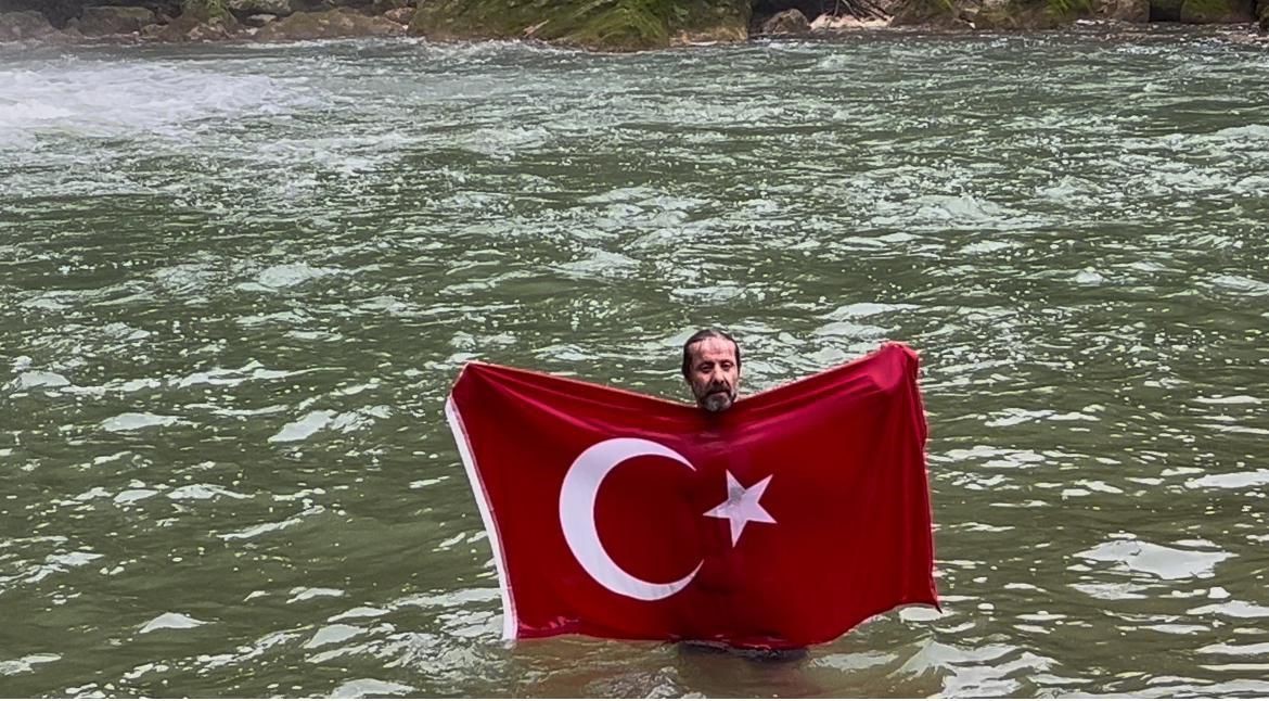 ILICA ŞELALESİ’NİN TANITIMINA KATKI SAĞLAMAK İSTEYEN ÖĞRETİM GÖREVLİSİ, TERMOMETRELERİN SIFIRIN