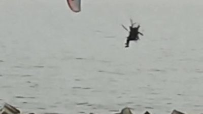 DÜZCE’NİN AKÇAKOCA İLÇESİ KARADENİZ SAHİLİNDE DENİZ ÜSTÜNDE UÇAN YAMAÇ PARAŞÜTÜ