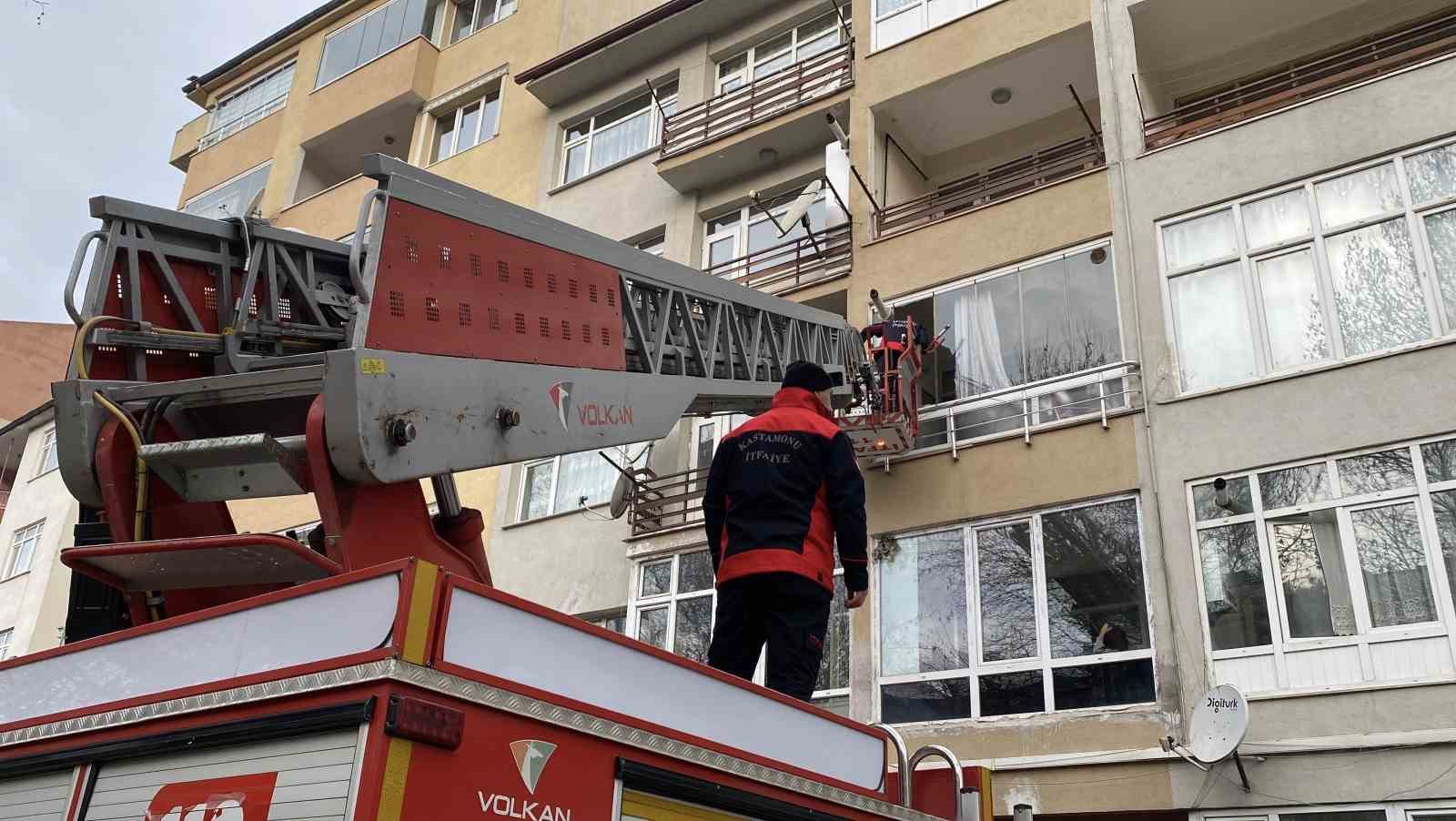KASTAMONU'DA BİR APARTMAN DAİRESİNDEN SİLAHLA ATEŞ AÇAN VE DAHA SONRA
