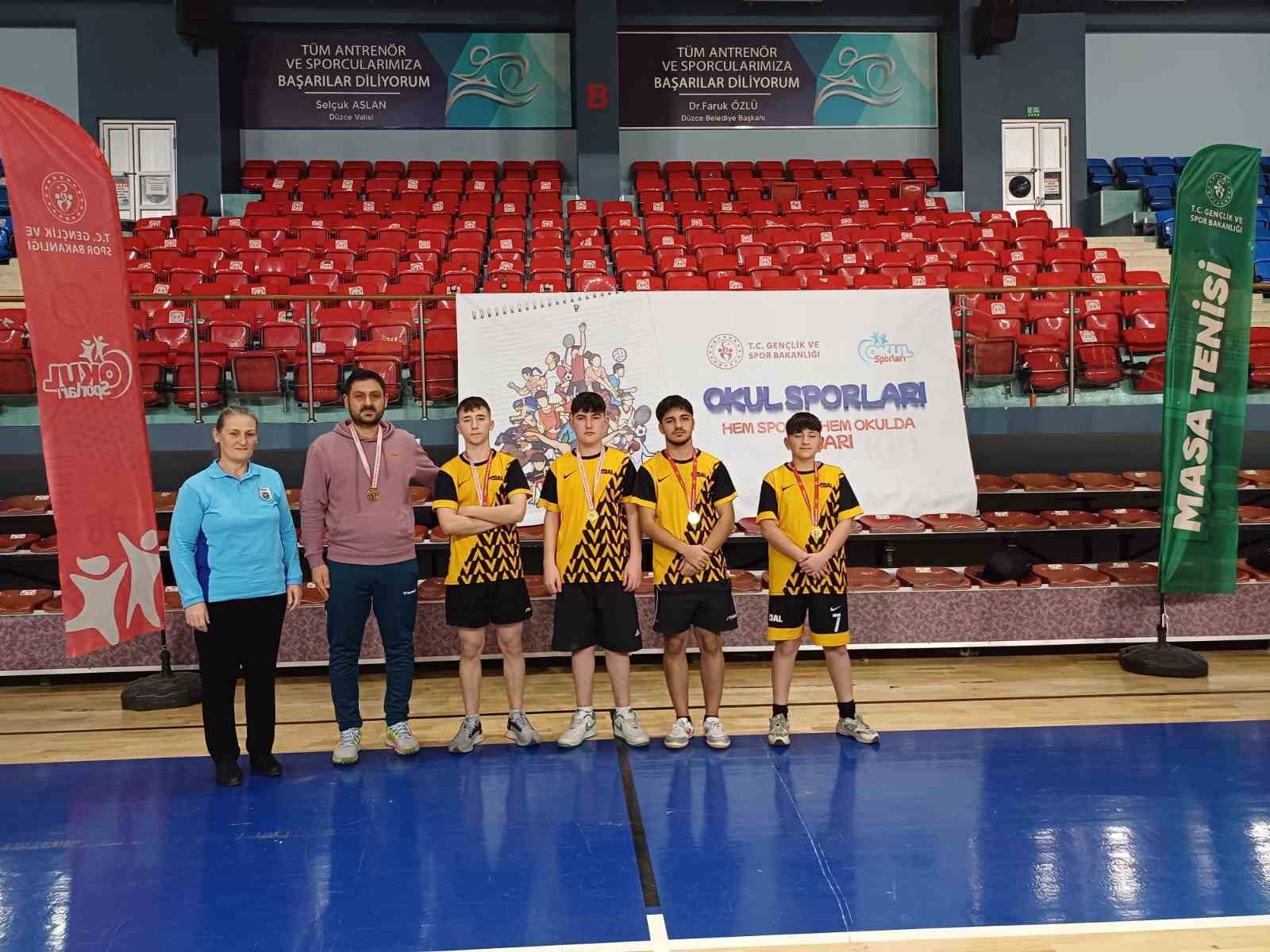 DÜZCE’DE GERÇEKLEŞTİRİLEN OKUL SPORLARI MASA TENİSİ GENÇLER MÜSABAKALARINDA ERKEKLERDE KOCA