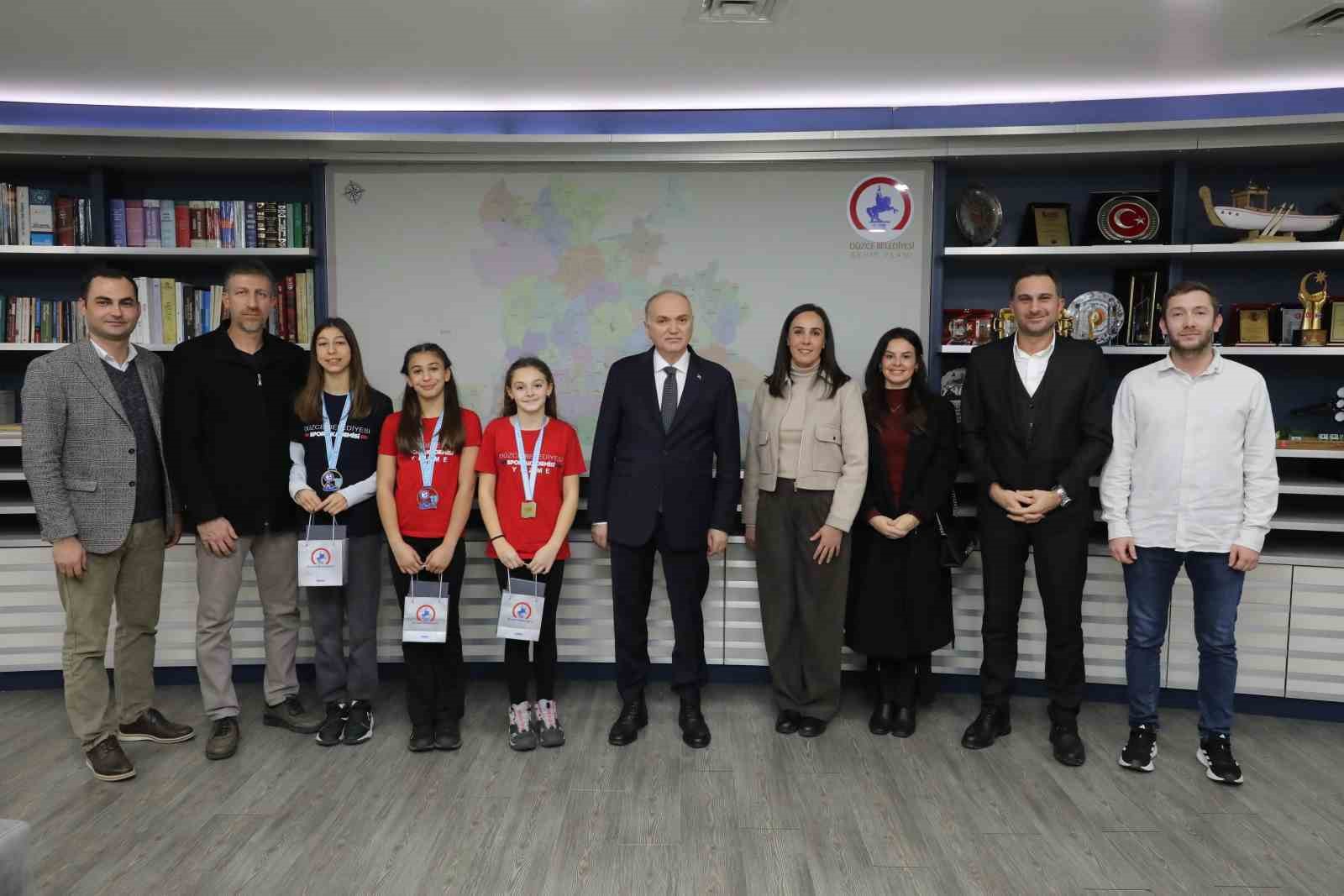 DÜZCE BELEDİYE BAŞKANI DR. FARUK ÖZLÜ DÜZCE'NİN YÜZME BRANŞI TARİHİNE