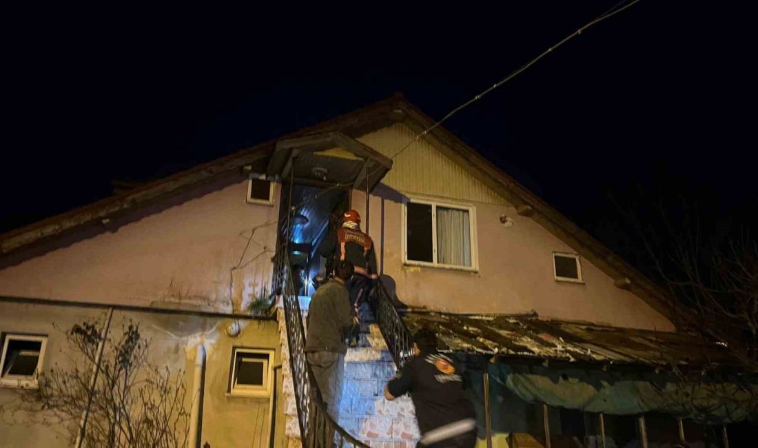 SAKARYA’NIN AKYAZI İLÇESİNDE BİR BİNANIN SOBA BACASINDA ÇIKAN YANGIN ÇATIYA