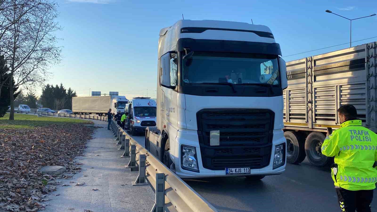 KOCAELİ D100 KARAYOLU'NDA SEYİR HALİNDE OLAN SKUTER SÜRÜCÜSÜ, TIR İLE