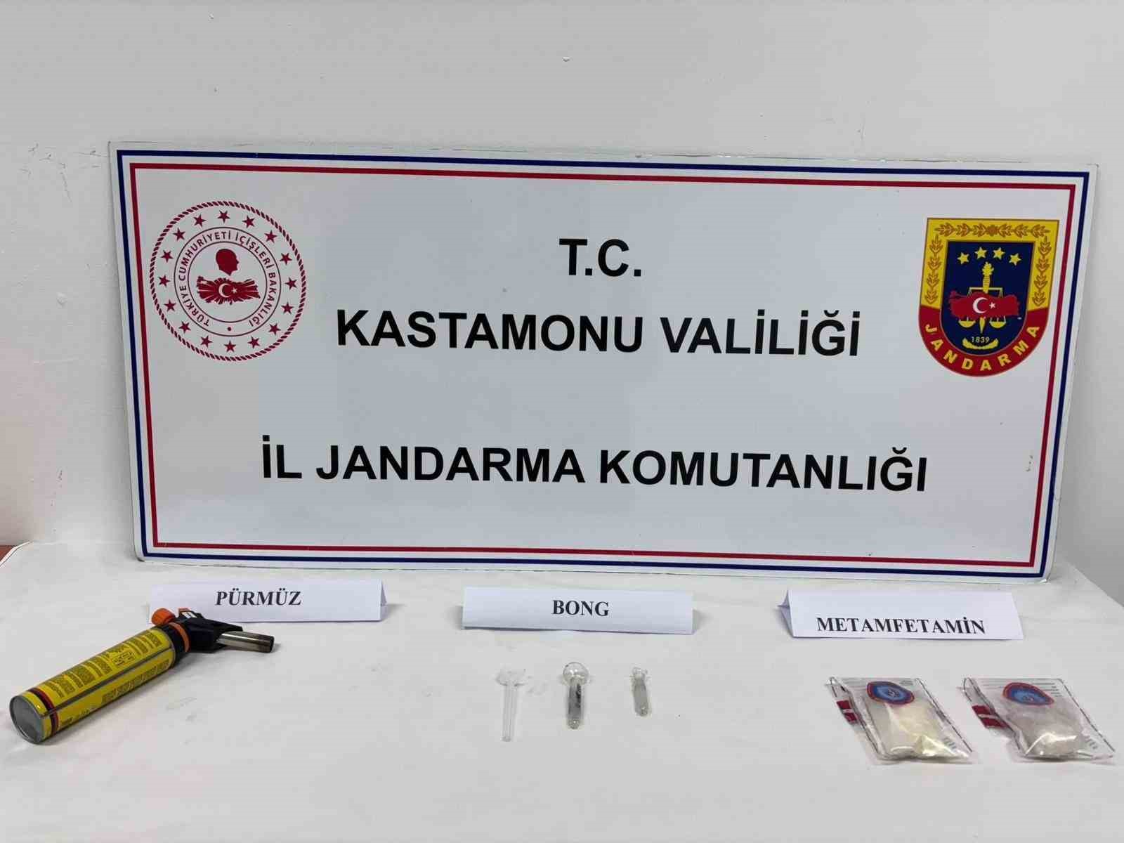 KASTAMONU’DA JANDARMA EKİPLERİ TARAFINDAN BİR EVDE YAPILAN ARAMADA KAVANOZLA TOPRAĞA