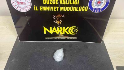 DÜZCE’DE POLİS EKİPLERİ TARAFINDAN YAPILAN ÇALIŞMADA GÖZALTINA ALINAN ŞÜPHELİ UYUŞTURUCU