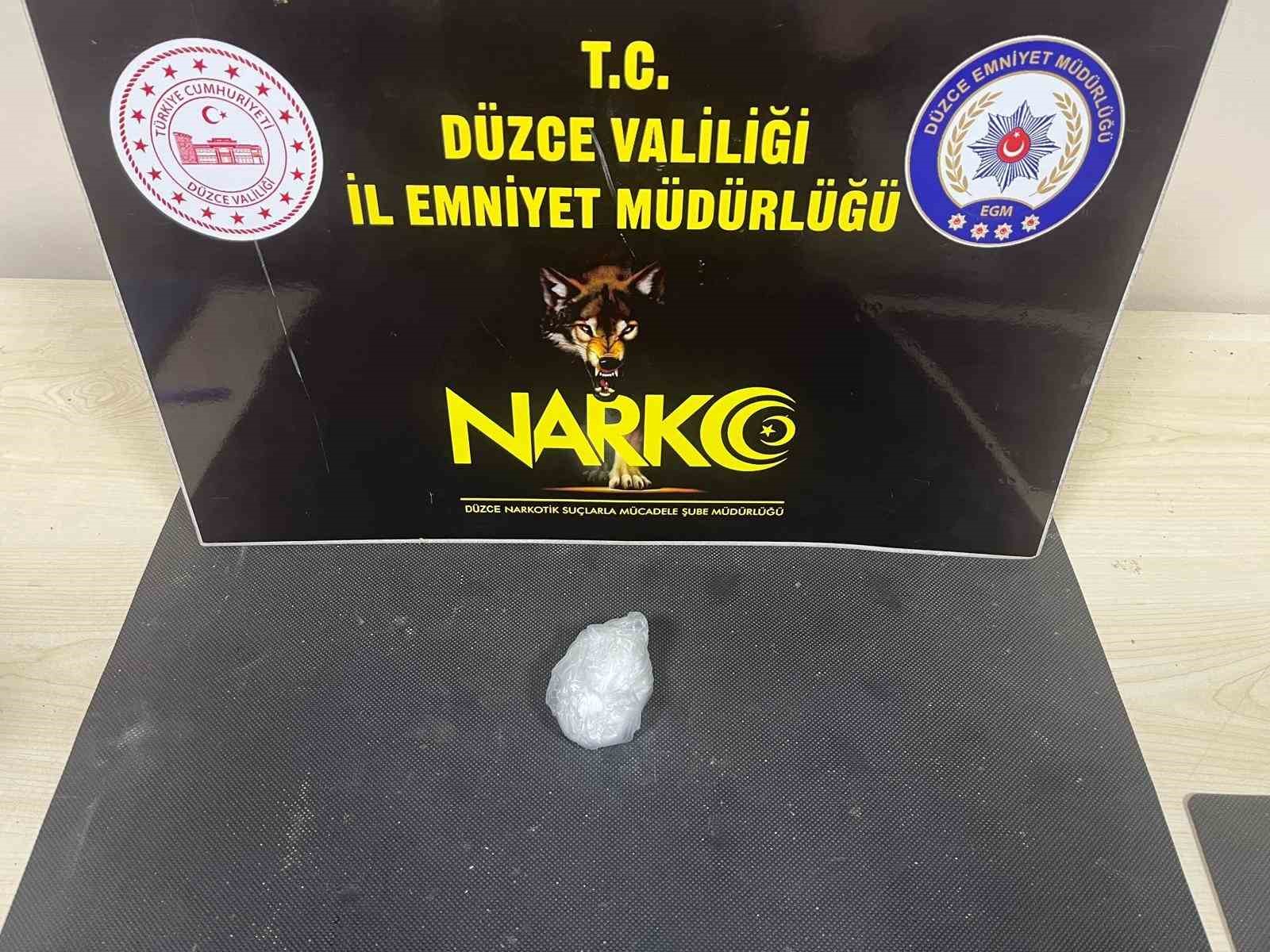 DÜZCE’DE POLİS EKİPLERİ TARAFINDAN YAPILAN ÇALIŞMADA GÖZALTINA ALINAN ŞÜPHELİ UYUŞTURUCU