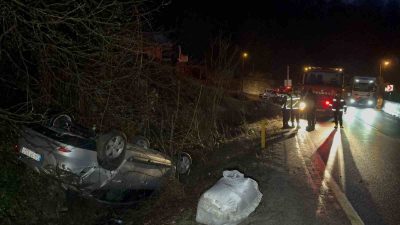 DÜZCE’DE VİRAJI ALAMAYIP TAKLA ATAN OTOMOBİL KANALA UÇTU. KAZADA SÜRÜCÜ