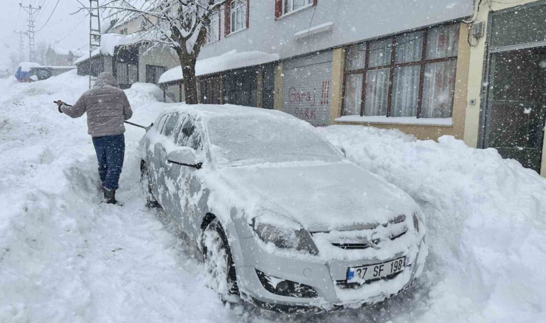 180 santimetrelik karın altında kalan araçlarını güçlükle çıkarttılar Kastamonu’nun Bozkurt ilçesinde 10 gündür etkili olan kar yağışının ardından