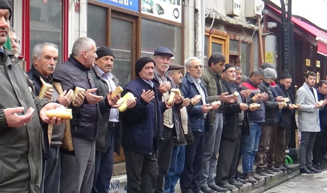 7 asırdır her cuma “esnaf duası” ediyorlar Bolu’nun Mudurnu ilçesinde yaklaşık 7 asırdır her cuma yapılan esnaf