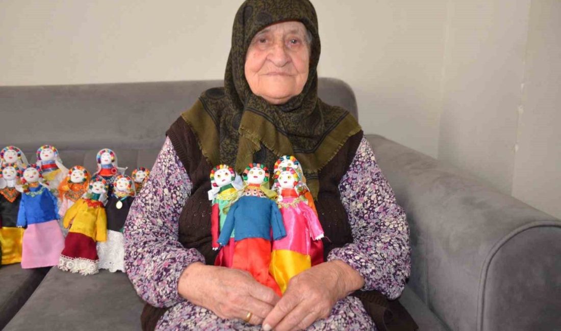 93 yaşındaki Şerife nine yaptığı bez bebekleri çocuklara dağıtıyor Kahramanmaraş merkezli 6 Şubat depremlerinden sonra Adıyaman’dan Bilecik’e yerleşen 93