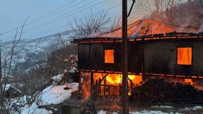 Düzce‘de iki katlı ahşap yapıda çıkan yangın itfaiye ekiplerinin çalışmasıyla