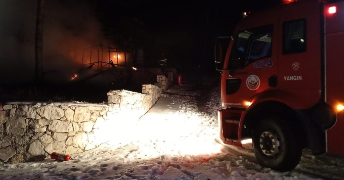 Kastamonu’nun Tosya ilçesinde bungalov evde çıkan yangın itfaiye ekipleri tarafından