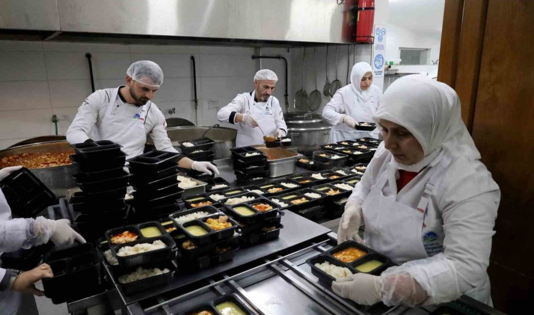 Aşevi Ramazan boyunca vatandaşların yanında olacak Sakarya Büyükşehir Belediyesi, Ramazan ayında yapacağı çalışmalarla ihtiyaç sahiplerine elini